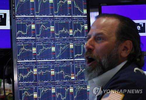 뉴욕 증권거래소의 트레이더 [뉴욕 UPI=연합뉴스. 재판매 및 DB 금지]