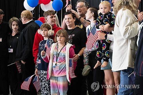 난민으로 입국한 남아공 국민들 [워싱턴 AFP=연합뉴스. 재판매 및 DB 금지]