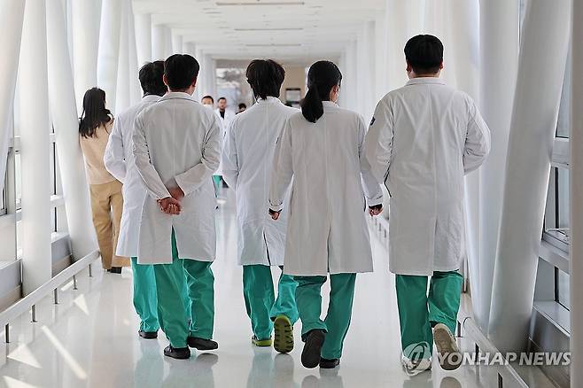 서울 시내의 한 대학병원 서울 시내의 한 대학병원에서 의료진이 이동하고 있다. [연합뉴스 자료사진]