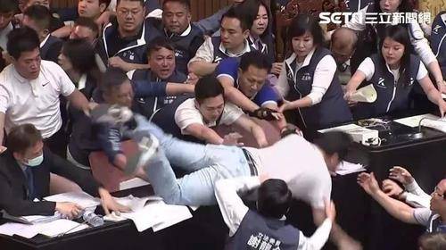 대만 여야의원, 국회서 난투극 [대만 TVBS 캡처. 재판매 및 DB 금지]