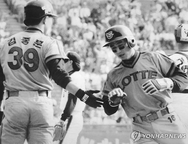 한국시리즈 1차전 14일 잠실구장에서 열린 롯데-OB의 프로야구 '95 한국시리즈 1차전. 4회초 롯데공격 1사에서 우전안타로 진루했던 2루 주자 박정태가 5번 김응국의 좌전안타로 홈인 추가점을 올리고 있다./도광환
//1995.10.14(서울=연합뉴스)//

<저작권자 ⓒ 2006 연 합 뉴 스. 무단전재-재배포 금지.>