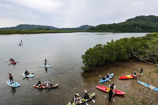 우라우치가와에서 카약 즐기는 여행객 [사진/임헌정 기자]
