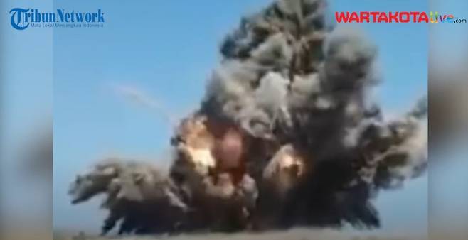 탄약 폭발 당시 모습 [인도네시아 일간 '와르타 코타' 홈페이지 캡처. 재판매 및 DB 금지]