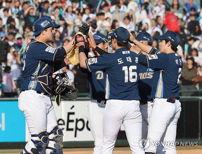 NC 연승 (부산=연합뉴스) 강선배 기자 = 4일 부산 사직야구장에서 열린 2024 프로야구 NC 다이노스와 롯데 자이언츠의 경기.
NC 선수들이 9대6으로 롯데를 누르고 승리의 기쁨을 나누고 있다. 2025.5.4 sbkang@yna.co.kr