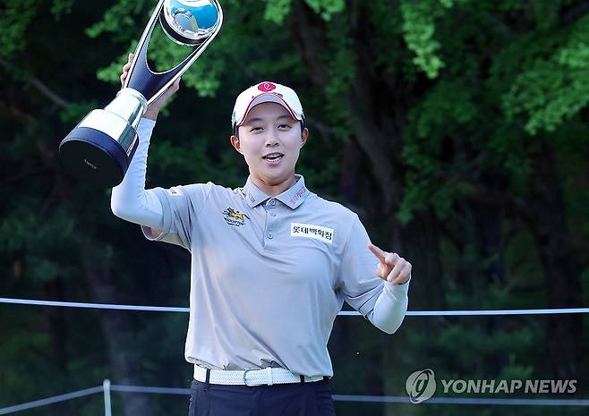 김효주 '우승컵이 무거워' (고양=연합뉴스) 김병만 기자 = 11일 경기도 고양시 뉴코리아CC에서 열린 레이디스 유러피언투어(LET) 아람코 챔피언십에서 우승한 김효주가 트로피를 한 손으로 들어 올리고 있다. 
    2025.5.11 kimb01@yna.co.kr