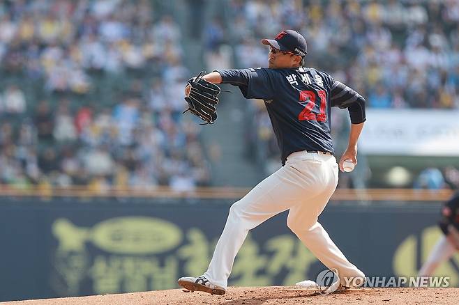 롯데 선발 투수 박세웅 (서울=연합뉴스) 신현우 기자 = 23일 서울 잠실야구장에서 열린 프로야구 2025 신한 SOL 뱅크 KBO리그 롯데 자이언츠와 LG 트윈스의 경기.
    1회말 롯데 선발 투수 박세웅이 역투하고 있다. 2025.3.23 nowwego@yna.co.kr