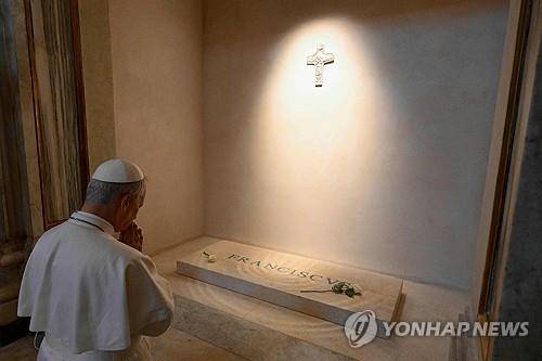 프란치스코 교황 무덤 앞에서 무릎 꿇고 기도하는 레오 14세 교황 (로마 AFP=연합뉴스) 레오 14세 교황이 10일(현지시간) 이탈리아 로마 시내 산타 마리아 마조레 대성전에 안장된 프란치스코 교황의 대리석 무덤 앞에서 무릎을 꿇고 기도하고 있다. 2025.05.10 photo@yna.co.kr [바티칸 미디어 제공. 재판매 및 DB 금지]