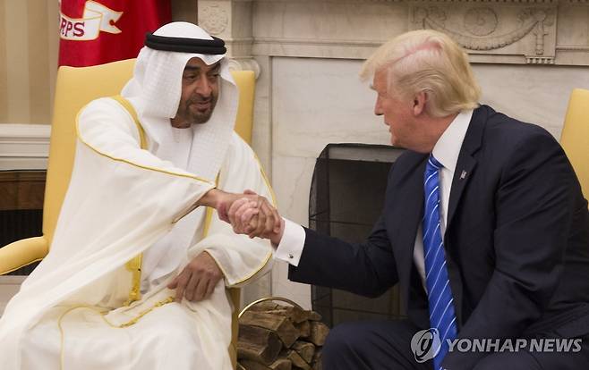 2017년 무함마드 빈 자예드 알 나흐얀 아랍에미리트(UAE) 아부다비 왕세제를 만난 도널드 트럼프 대통령 [EPA 연합뉴스 자료사진. 재판매 및 DB 금지]