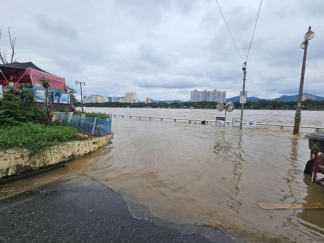 지난해 침수된 동촌유원지  (대구=연합뉴스) 김선형 기자 = 지난해 7월 10일 오후 대구 동구 동촌유원지 일대가 범람한 금호강에 침수돼 있다. 2024.7.10 sunhyung@yna.co.kr