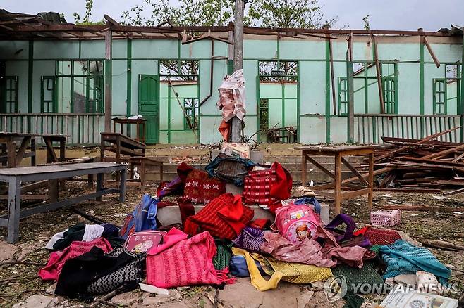 미얀마군 공습으로 파괴된 학교 [AFP 연합뉴스 자료사진. 재배포 및 판매 금지]