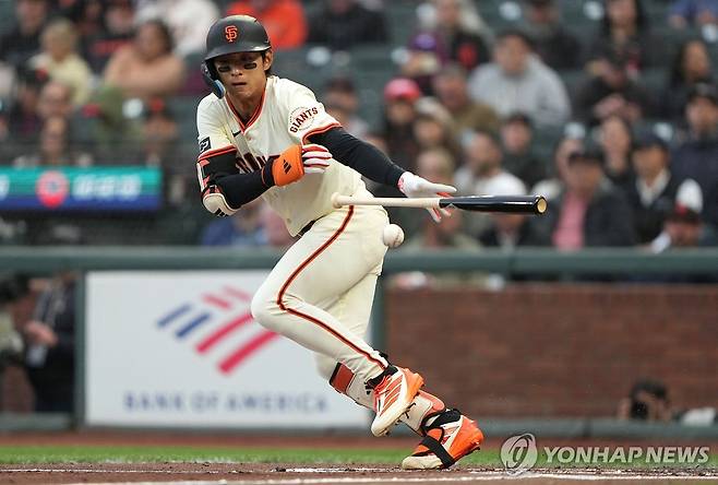 1회 기습 번트를 시도한 이정후 [게티이미지/AFP=연합뉴스]