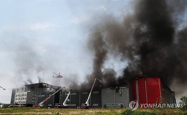연기를 뚫고 (이천=연합뉴스) 홍기원 기자 = 13일 경기도 이천시 부발읍 소재 대형 물류창고에서 불이 나 소방헬기가 진화작업을 하고 있다. 2025.5.13 xanadu@yna.co.kr