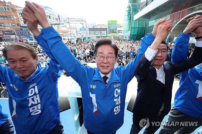 인사하는 이재명 후보 (구미=연합뉴스) 김주성 기자 = 더불어민주당 이재명 대선 후보가 '보수의 텃밭'으로 불리는 대구·경북(TK) 지역 유세에 나선 13일 경북 구미시 구미역광장에서 시민들에게 인사하고 있다. 2025.5.13 [공동취재] utzza@yna.co.kr