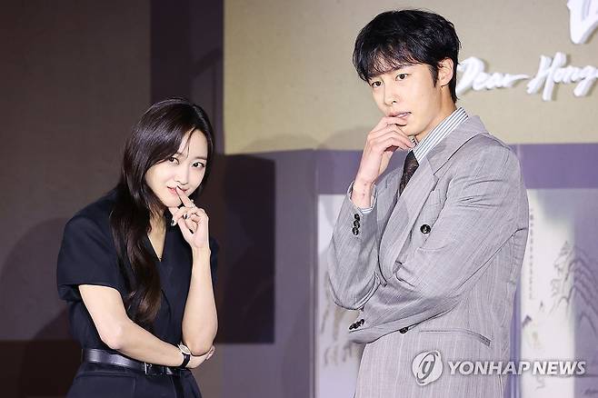 조보아·이재욱, 멜로 사극으로 호흡 (서울=연합뉴스) 진연수 기자 = 배우 조보아(왼쪽)와 이재욱이 13일 서울 구로구 라마다호텔에서 열린 넷플릭스 시리즈 '탄금' 제작발표회에서 포즈를 취하고 있다. 2025.5.13 jin90@yna.co.kr