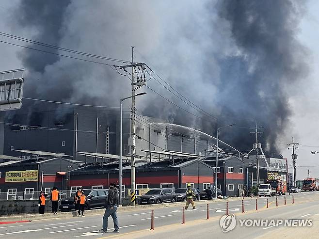 이천 대형 물류센터서 화재…대응 2단계 발령 진화중 (이천=연합뉴스) 13일 오전 10시 29분 경기도 이천시 부발읍에 있는 대형 물류센터에서 불이 나 소방당국이 대응 2단계를 발령해 진화 중이다. 화재 당시 건물에 있던 사람들은 대피했으며, 이 불로 인해 발생한 인명 피해는 현재까지 없는 것으로 파악됐다. 2025.5.13 [이천시 제공. 재판매 및 DB 금지] gaonnuri@yna.co.kr