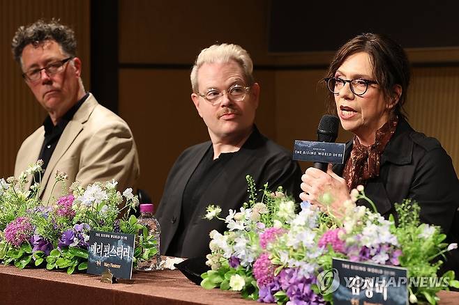 마이크 잡은 메리 핀스터러 (서울=연합뉴스) 강민지 기자 = 작곡가 메리 핀스터러가 13일 서울 서초구 예술의전당에서 열린 창작 오페라 '더 라이징 월드(The Rising World): 물의 정령' 기자간담회에서 취재진의 질문에 답하고 있다.  2025.5.13 mjkang@yna.co.kr