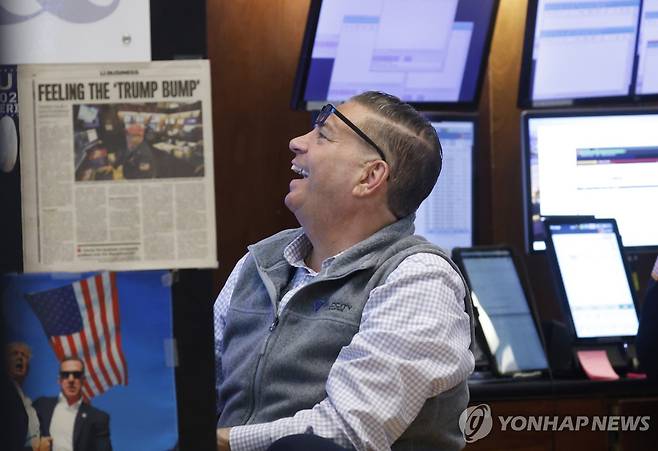 미중 관세 합의에 활짝 웃는 미 뉴욕증시 트레이더 (뉴욕 UPI=연합뉴스) 12일(현지시간) 미국과 중국의 관세협상이 타결됐다는 소식에 환히 웃는 뉴욕 증권거래소의 한 트레이더. 2025.5.12