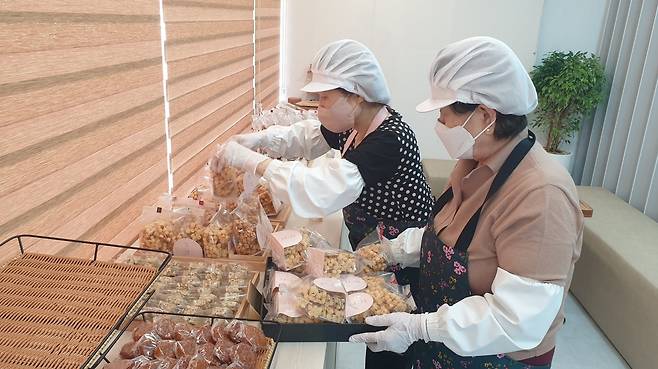 충주할매약과 정돈하는 직원들의 모습 [충주시 제공. 재판매 및 DB 금지]
