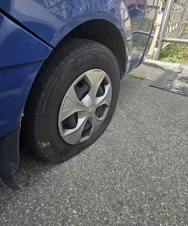 타이어가 훼손된 더불어민주당 이재명 후보 유세차량 [더불어민주당 강원도당 제공. 재판매 및 DB 금지]