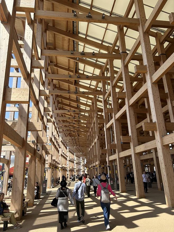 오사카 엑스포의 상징     (오사카=연합뉴스) 김예나 기자 = 13일 일본 오사카·간사이 만국박람회(오사카 엑스포)가 열리고 있는 박람회장 내부 모습. 목조 건축물인 '그랜드 링'은 이번 엑스포를 상징하는 건축물로 평가받는다. 2025.5.13
    yes@yna.co.kr