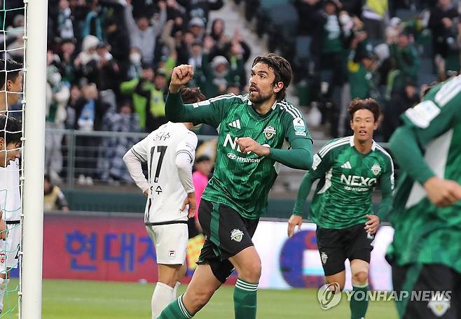 콤파뇨, 팬들 향해 환호 (전주=연합뉴스) 나보배 기자 = 13일 전북 전주월드컵경기장에서 열린 하나은행 K리그1 2025 전북 현대와 제주 SK의 경기. 후반전에서 전북 콤파뇨가 골을 넣은 뒤 팬들을 바라보며 기뻐하고 있다. 2025.4.13 warm@yna.co.kr