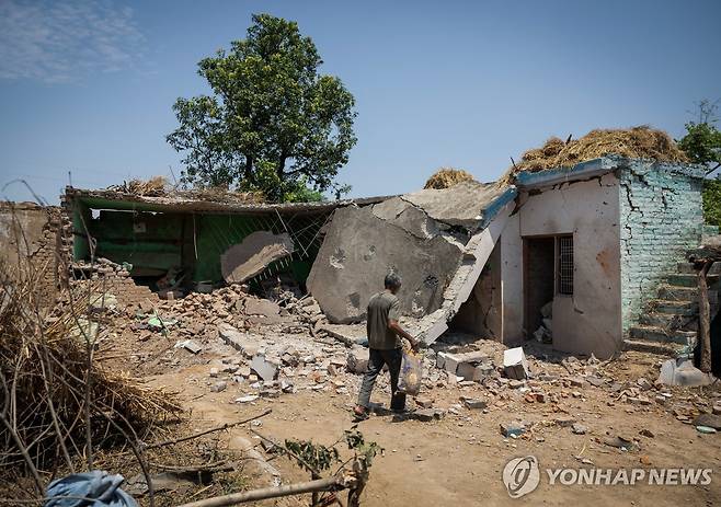 인도-파키스탄 충돌로 파괴된 카슈미르 마을 [로이터 연합뉴스 자료사진. 재배포 및 판매 금지]