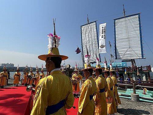 조선통신사선 입항 환영식     (오사카=연합뉴스) 김예나 기자 = 13일 일본 오사카항 ATC 부두에서 조선통신사선 재현선의 입항을 축하하는 행사가 열리고 있다. 2025.5.13
    yes@yna.co.kr 
(끝)