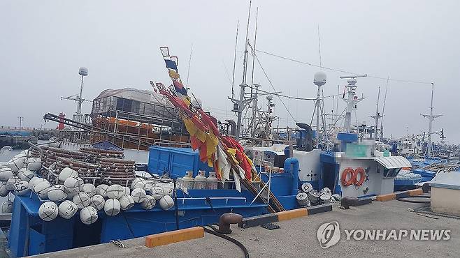 제주 서귀포 남서쪽 해상에서 침몰된 어선 (서귀포=연합뉴스) 13일 오후 6시 11분께 제주 서귀포 남서쪽 563㎞ 동중국 해상에서 모슬포 선적 근해연승어선 A(29t)호가 침몰 중이라는 신고가 해경에 접수됐다. 해경에 따르면 현재 A호는 침몰한 상태이며 인근 선단선에 의해 A호 승선원이 구조됐는 지 여부 등 인명피해 상황을 확인하고 있다. 2025.5.13 [제주지방해양경찰청 제공, 재판매 및 DB 금지]