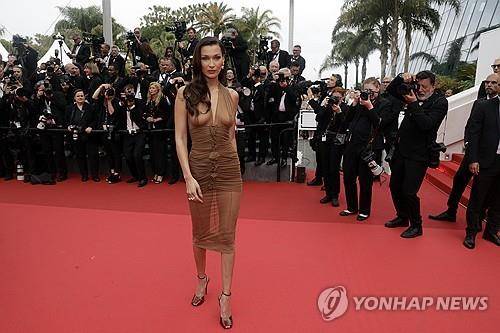 지난해 칸 영화제에 참석한 미국 모델 벨라 하디드 [EPA 연합뉴스 자료사진. 재판매 및 DB 금지]