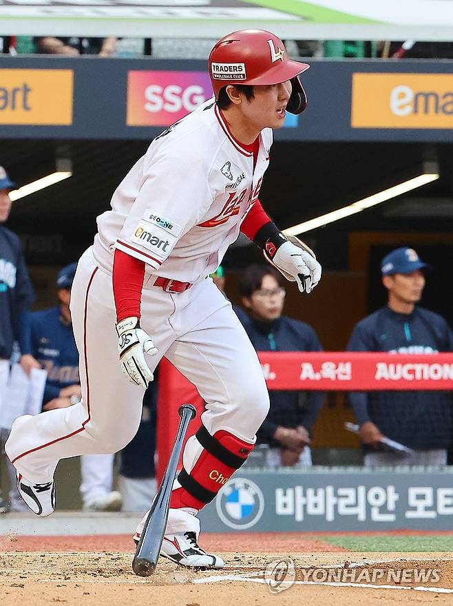 최정, 첫 타석 아쉬운 내야 땅볼 (인천=연합뉴스) 임순석 기자 = 13일 인천 SSG랜더스필드에서 열린 프로야구 2025 신한 SOL 뱅크 KBO리그 NC 다이노스와 SSG 랜더스의 경기. 1회 말 2사 상황에서 SSG 최정이 2루수 땅볼을 치고 있다. 2025.5.13 soonseok02@yna.co.kr