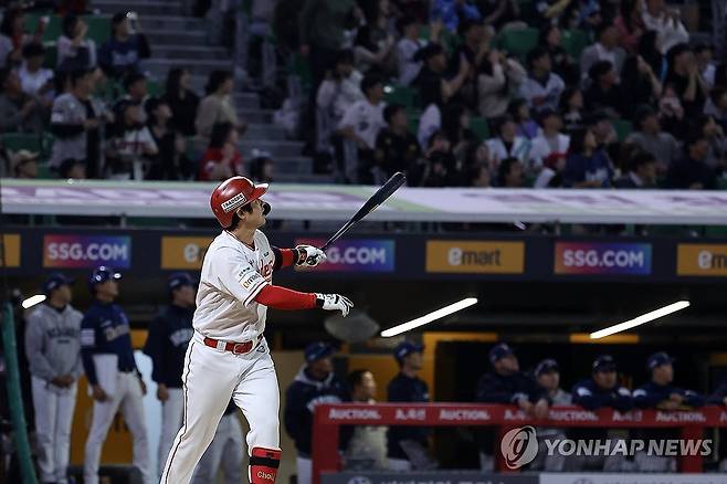 SSG 최정, KBO 리그 최초 500홈런 (인천=연합뉴스) 임순석 기자 = 13일 인천 SSG랜더스필드에서 열린 프로야구 2025 신한 SOL 뱅크 KBO리그 NC 다이노스와 SSG 랜더스의 경기. SSG 최정이 6회 말 2사 1루 때 KBO 리그 최초 통산 500홈런을 치고 있다. 2025.5.13 soonseok02@yna.co.kr