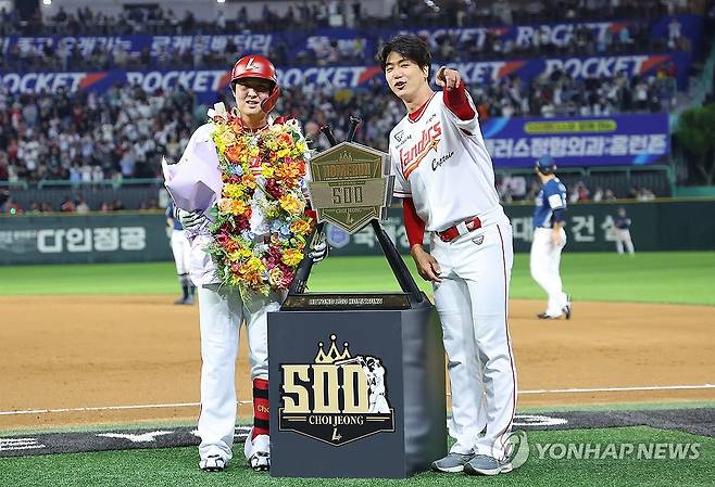 김광현과 기념촬영하는 ‘500홈런’ 최정 (인천=연합뉴스) 임순석 기자 = 13일 인천 SSG랜더스필드에서 열린 프로야구 2025 신한 SOL 뱅크 KBO리그 NC 다이노스와 SSG 랜더스의 경기. KBO 리그 최초 통산 500홈런을 달성한 SSG 최정이 김광현과 함께 기념 조형물 앞에서 기념 촬영하고 있다. 2025.5.13 soonseok02@yna.co.kr