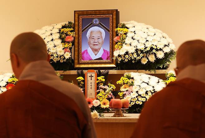 건강 악화로 별세한 일본군 위안부 피해자 이옥선 할머니 빈소가 12일  용인시 수지구 쉴낙원 경기장례식장에 마련돼 있다. 부산 출신인 이 할머니는 14살 때 중국으로 옌지(延吉)로 끌려가 3년간 일본군 위안부로 고초를 겪었고 해방 후에도 중국에 머물다가 2000년 6월 58년 만에 귀국해 이듬해 어렵게 국적을 회복했다. /연합뉴스