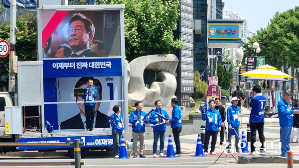 14일 민주당 경기도당 선대위 집중유세에 신동화 구리시의회 의장과 김성태 부의장, 정은철 운영위원장, 양경애 원내대표, 권봉수 의원, 안승남 전 구리시장 등이 유세차에 올라 이재명 대선 후보에 대한 지지를 호소했다. 2025.5. 14 구리/권순정기자 sj@kyeongin.com