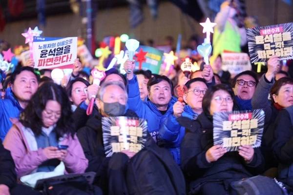 더불어민주당 김현정(평택병) 의원이 ‘윤석열 탄핵 촉구’ 집회에서 빛의혁명 광장시민들과 함께 대통령 파면을 촉구하고 있다. /김현정 의원실 제공