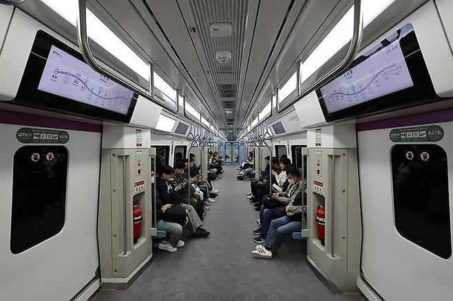 수도권 광역급행철도(GTX)-A 수서∼동탄 구간 개통 후 첫 평일인 지난해 4월 1일 오전 서울 수도권 광역급행철도(GTX)-A 성남역에서 승객들이 수서행 열차에 탑승해 있다. 연합뉴스