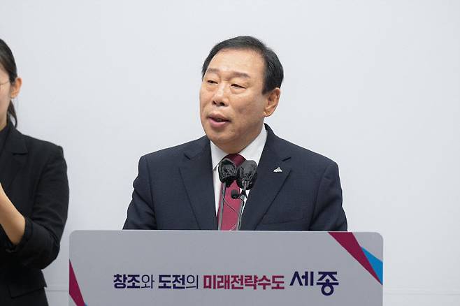 최민호 시장이 이날 추경 예산안에 대해 설명하고 있다. 사진=세종시 제공.