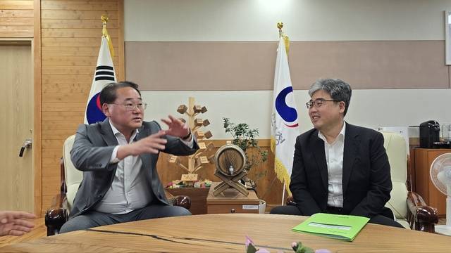 김종훈 전북특별자치도 경제부지사가 14일 임상섭 산림청장을 만나 전북의 산림 분야에 관한 대형 프로젝트의 국가 지원을 적극 요청했다. 사진=전북도 제공