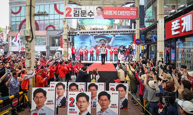 국민의힘 김문수 대통령 후보가 제21대 대통령 선거 공식 선거운동 둘째 날인 13일 울산을 찾아 중구 뉴코아아울렛 앞에서 유세를 하고 있다. 이수화 기자