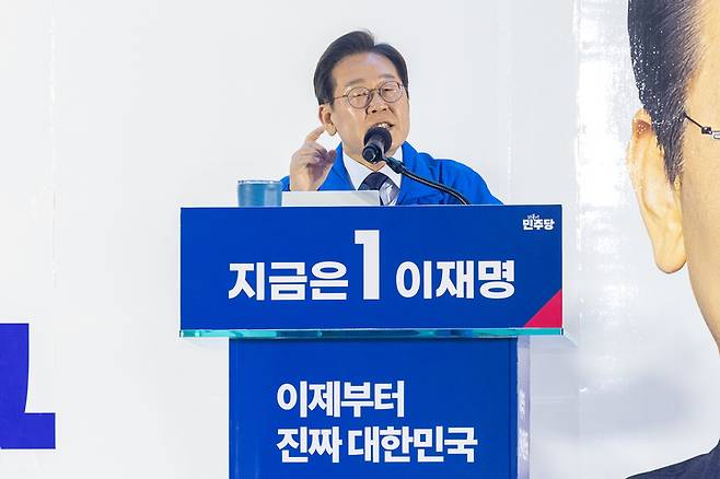더불어민주당 이재명 대통령 후보가 제21대 대통령 선거 공식 선거운동 둘째 날인 13일 울산을 찾아 남구 롯데백화점 광장에서 시민들에게 지지를 호소하고 있다. 최지원 기자