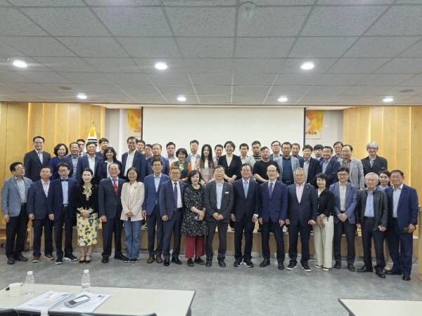 14일 산업단지공단 경남본부에서 개최된 '아테나 리더십 아카데미' 5월 강연 참석자들이 기념촬영을 하고 있다. / 신정윤 기자