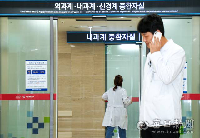 24일 대구 계명대학교 성서동산병원에서 김경수 장기 구득 코디네이터가 중환자실 앞에서 통화를 하고 있다. 안성완 기자 asw0727@imaeil.com