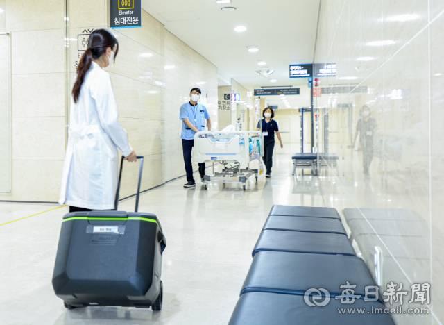 24일 대구 계명대학교 성서동산병원에서 김민애 장기 이식 코디네이터가 장기 보관 아이스박스를 챙겨 수술실로 향하고 있다. 안성완 기자 asw0727@imaeil.com