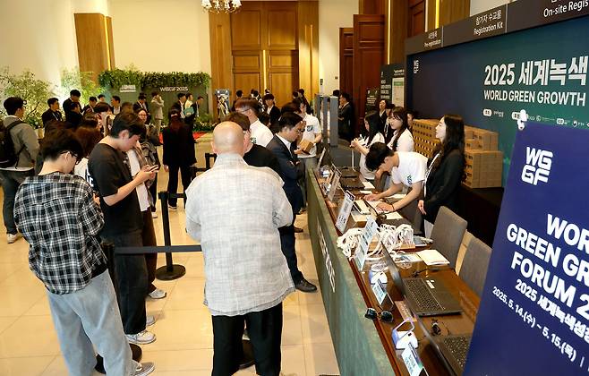 행사 참석자들이 참가 등록을 하고 있다.