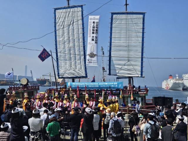 13일 오사카 아시아태평양무역센터에서 열린 조선통신사 입항식에서 통신사선에 탔던 대원들이 환영 인사를 받고 있다. 김효정 기자