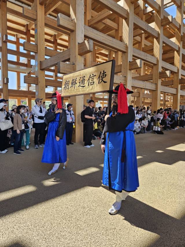 일본 오사카엑스포에서 펼쳐진 조선통신사행렬 선두 모습. 김효정 기자