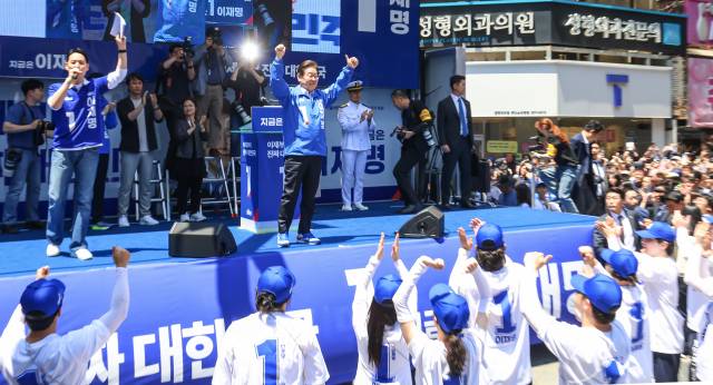 더불어민주당 이재명 대선후보가 14일 부산 서면을 방문해 유세전을 펼치고 있다. 김종진 기자 kjj1761@