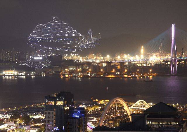 지난해 부산항 국제여객터미널 야외주차장에서 열린 제17회 부산항축제 개막식에서 1200대의 드론이 아트쇼를 펼치고 있다. 부산일보DB