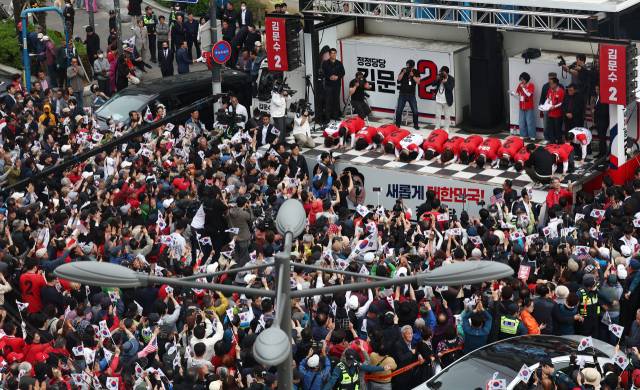 국민의힘 김문수 대선 후보가 13일 부산 자갈치 시장에서 유세를 하고 있다. 연합뉴스
