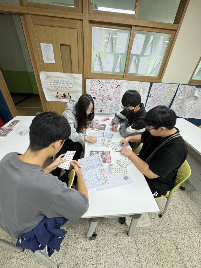 학생들이 인문여행길에 앞서 체험활동으로 내 안의 미덕 보석찾기를 하고 있다.